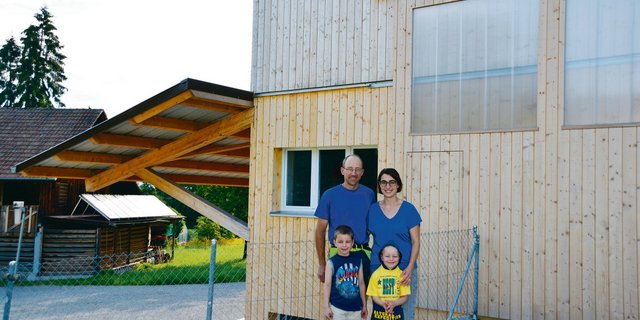 Peter und Priska Rüttimann mit Kindern vor dem neuen Mutterkuhstall im Hübeli, Kriens. Der Betrieb wird anlässlich der Generalversammlung der Landwirtschaftlichen Kreditkasse des Kantons Luzern besichtigt. (Bild Franziska Jurt)