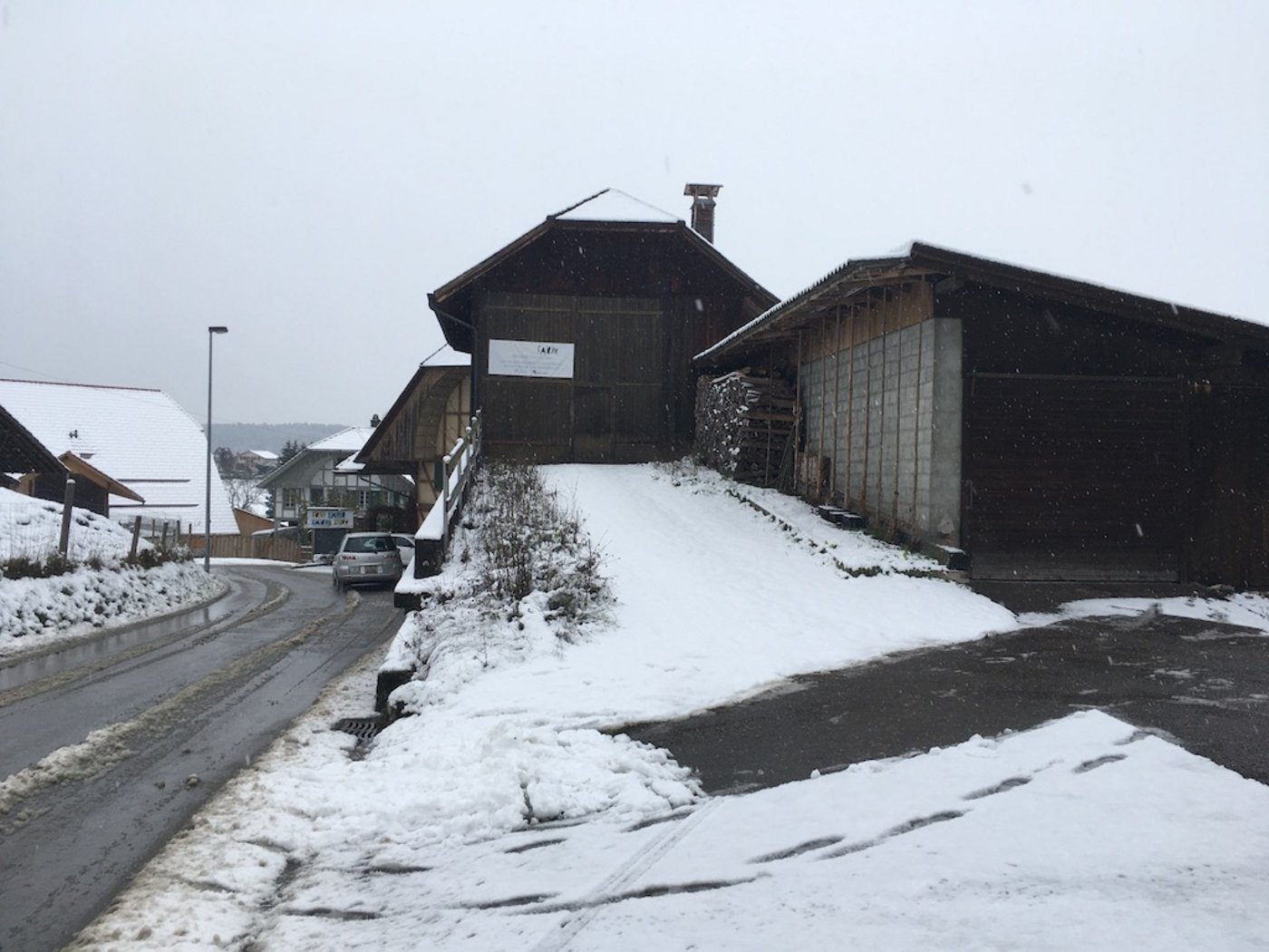 Für die Direktvermarktung ist die Freilandfarm in Kernenried nicht ideal gelegen.  Mit Plakaten, Inseraten, Flyern und auf Social Media wird auf das Angebot aufmerksam gemacht. 