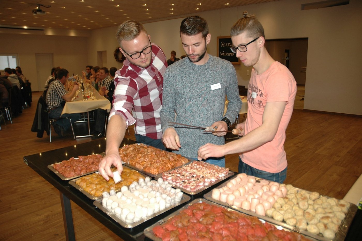 Kulinarische Genüsse mit viel selbst produziertem Fleisch für den Grill-Spiess  vom Hof Trüllental. (Bilder Josef Scherer)