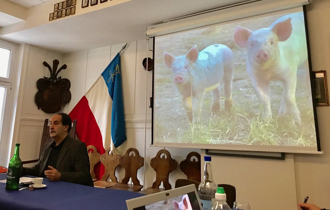 Unermüdlich im Einsatz für das Tierwohl: Hansuli Huber an einer Medienkonferenz in Zürich. (Bild akr