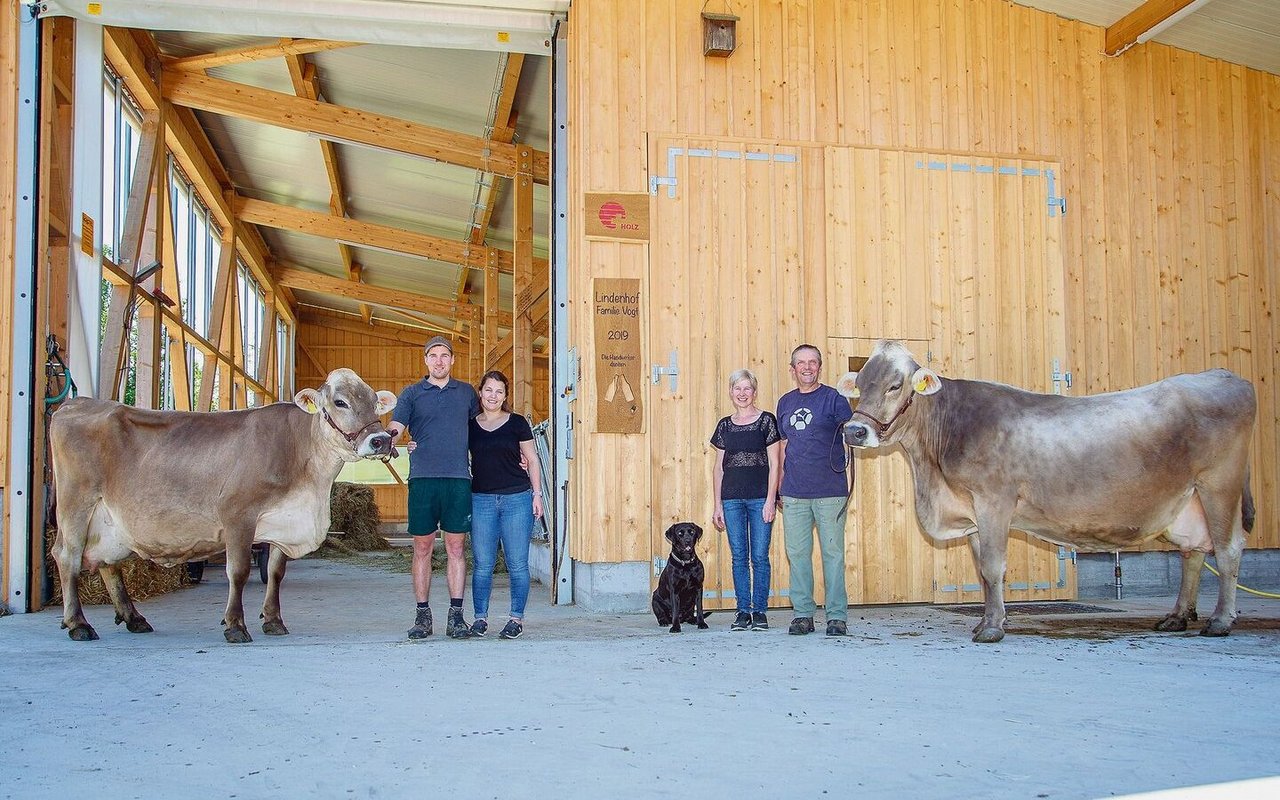 Zwei Generationen: Oliver, Marina, Annemarie und Willi Vogt (v. l. n. r.) mit den beiden 100 000er-Kühen Bria (links) und Berenice. Dazwischen die Hündin Pagira.