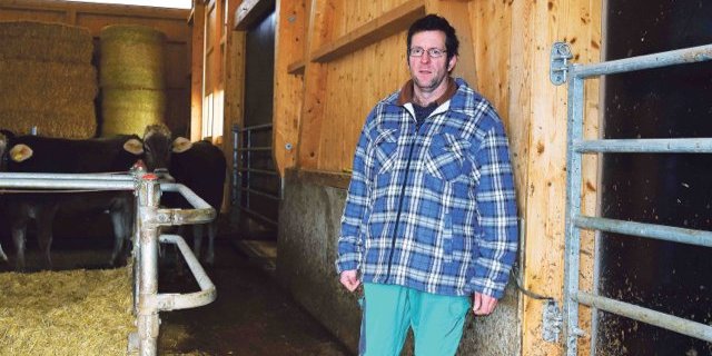 Auslöser für den Streit mit dem ALN ist dieser Übergang vom Fress- zum Liegebereich in der Galtbucht. Durch die Anbringung der Rohre wird der Abstand von 1,20 Meter nun erfüllt. (Bild sgi)