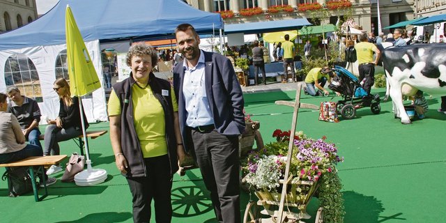 Der einzige grosse Marktplayer vor Ort war Daniel Schmied von der UFA. Kathrin Schneider wies ihn sanft daraufhin, dass Demeter-Produkte in seinem Sortiment noch eine Marktlücke seien.  (Bilder Andrea Wyss)