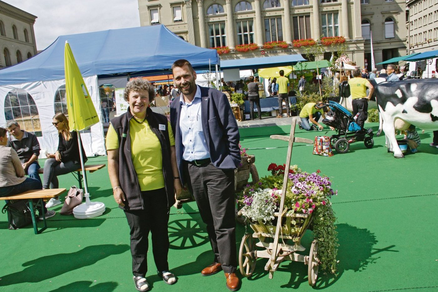 Der einzige grosse Marktplayer vor Ort war Daniel Schmied von der UFA. Kathrin Schneider wies ihn sanft daraufhin, dass Demeter-Produkte in seinem Sortiment noch eine Marktlücke seien.  (Bilder Andrea Wyss)