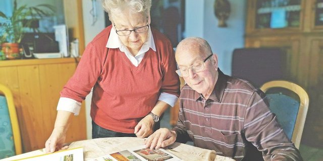 Christine und Peter Burkhalter blättern in einem Fotobuch. Die beiden hatten lange Zeit kein Handy und haben es dennoch geschafft, zusammen ein erfolgreiches kleines Unternehmen auf die Beine zu stellen. Sie zäunten die halbe Westschweiz ein. (Bilder sb)