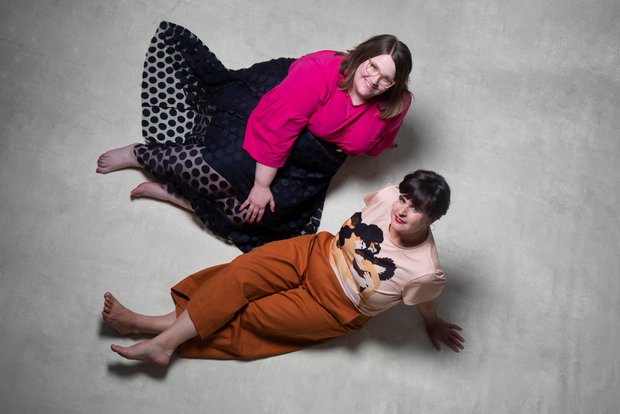 Andrea Forgacs und Melanie Dellenbach setzen sich aktiv gegen die Diskriminierung von dicken Menschen ein. (Bild Pia Neuenschwander)