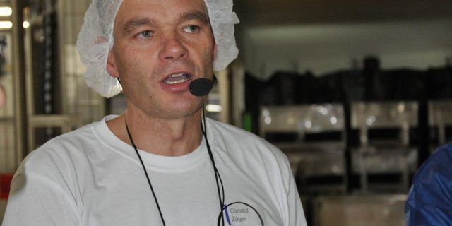 Christof Züger leitet zusammen mit seinem Bruder Martin die Züger Frischkäse AG, die sie vom Vater übernommen haben. (Bild: Nadine Baumgartner)