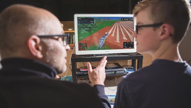 David Eppenberger diskutiert mit seinem Sohn über die Landwirtschaft dank dem Landwirtschafts-Simulator. (Bild Mareycke Frehner)