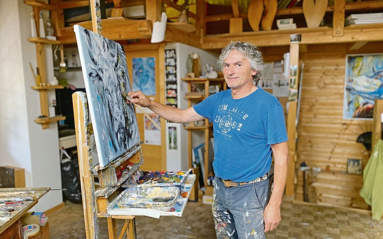 Björn Zryd in seinem Atelier, das im Wohnhaus direkt neben dem Schlafzimmer liegt. «In der Stadt zu leben und zum Arbeitsplatz zu pendeln, wäre nichts für mich», sagt der Künstler.