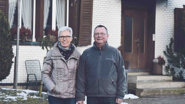 Gisela und Rainer Dudler sind froh, dass sie nun endlich bauen dürfen. (Bild Stefanie Giger)