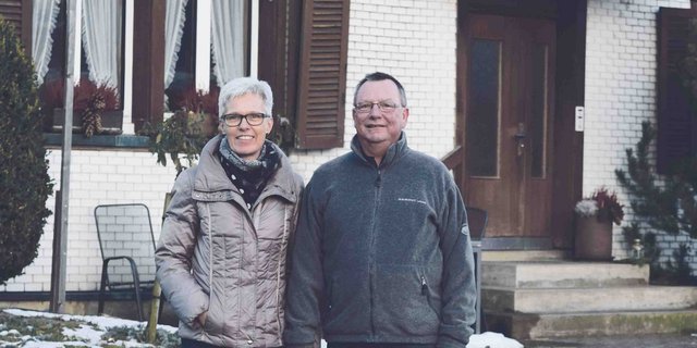 Gisela und Rainer Dudler sind froh, dass sie nun endlich bauen dürfen. (Bild Stefanie Giger)