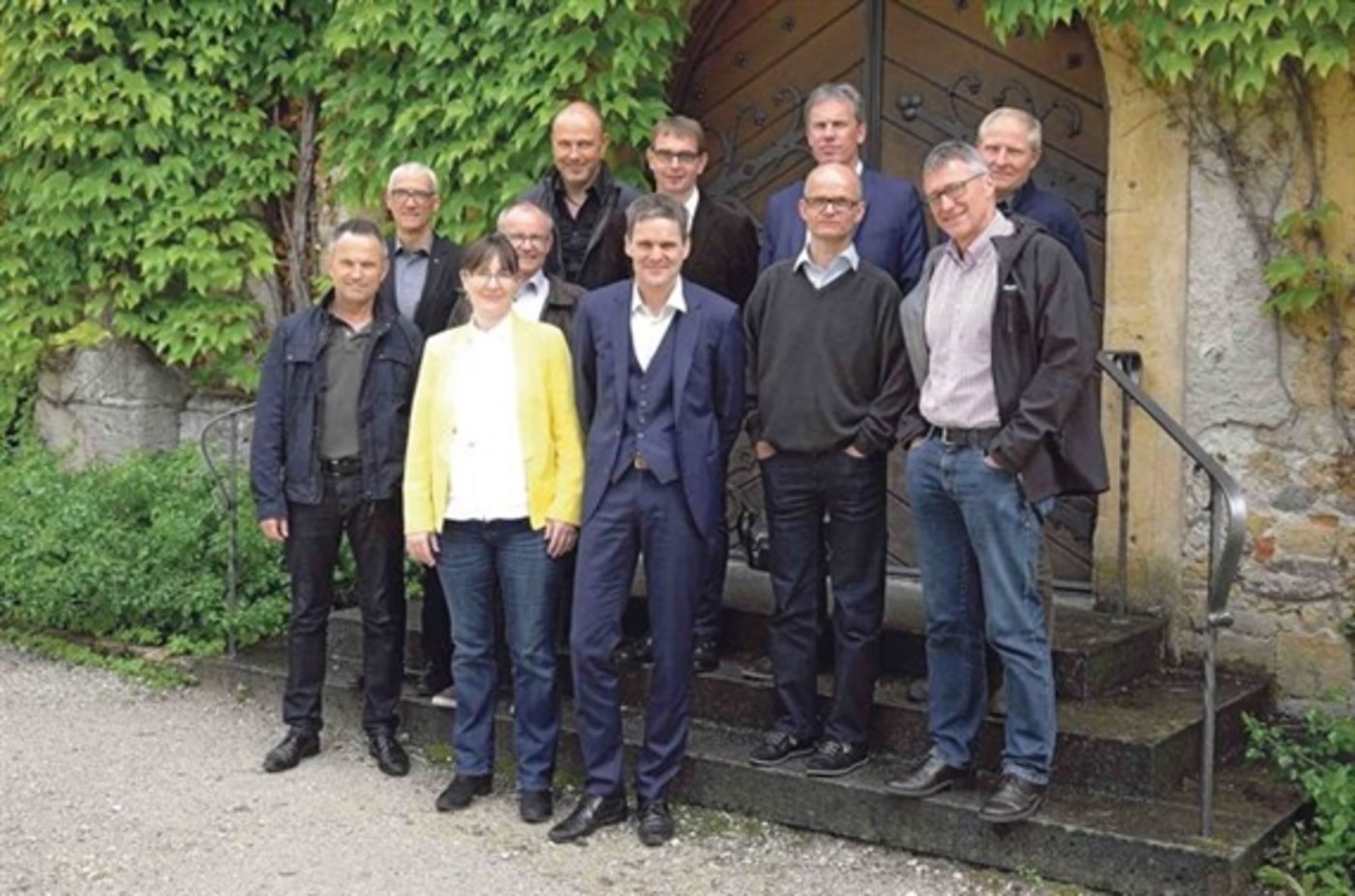 Die neue Agroscope-Geschäftsleitung wurde im Juni vorgestellt (v.l.n.r). Hinten: Walter Stoll, Hans Dieter Hess, Christoph Carlen, Olivier Viret. Mitte: Daniel Guidon, Robert Baur, Hans-Peter Bachmann, Michael Winzeler. Vorne: Willy Kessler, Corinne Jud, Michael Gysi. (Bild zVg) 
