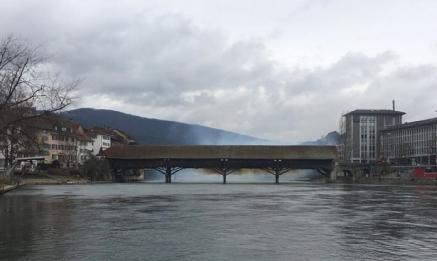 Der Brand der historischen Holzbrücke in Olten SO sorgte für starke Rauchentwicklung. (Bild Kapo SO)