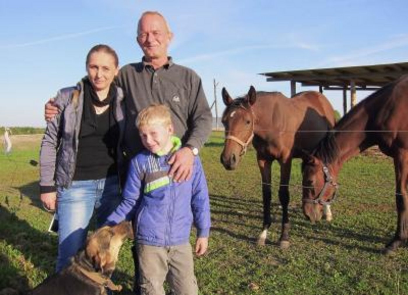 Im Zentrum des Doks steht der Schweizer Landwirt Hans Michel und seine Familie. (Bild SRF)