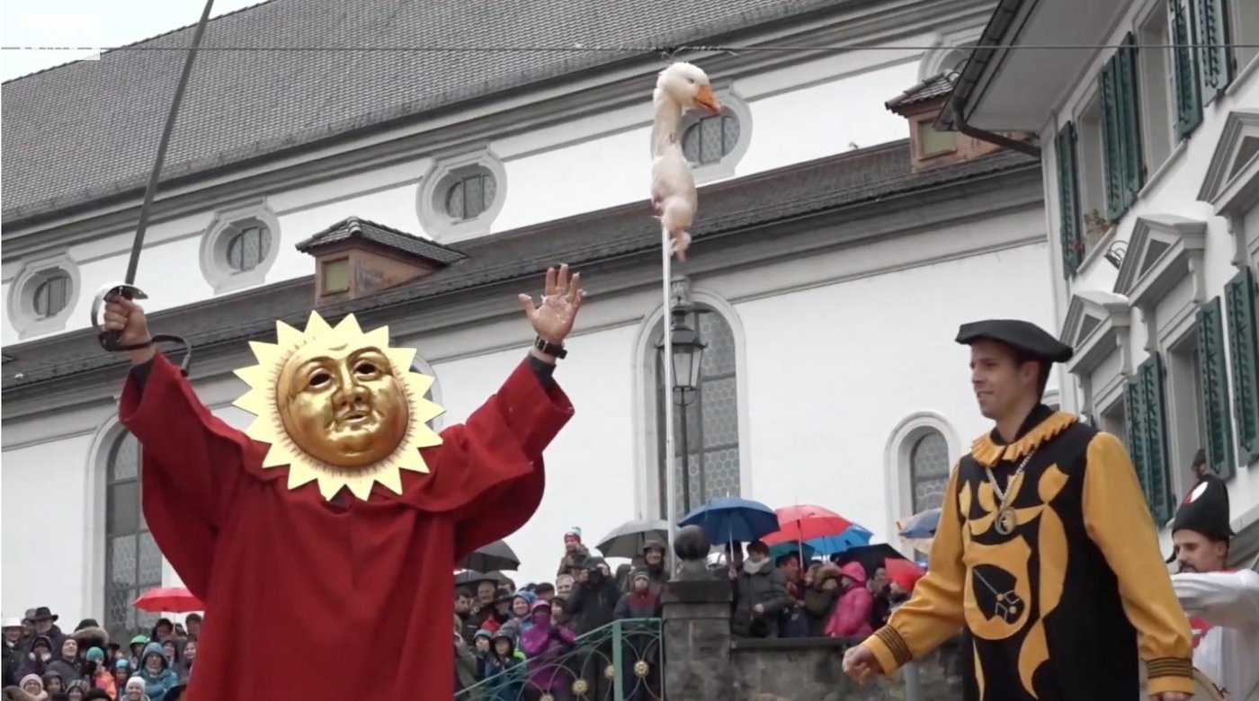 Mit einem Säbel wird der toten Gans zu Leibe gerückt. Der Vorgang findet blind statt. (Bild screenshot Video Blick)