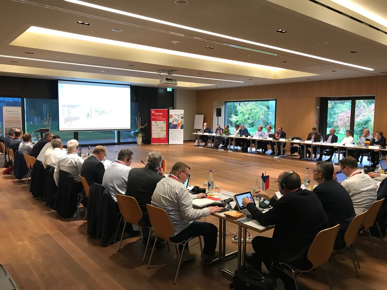 Delegierte aus 16 Ländern diskutieren in Thun die Anliegen der Landtechnik-Händler. (Bild akr)