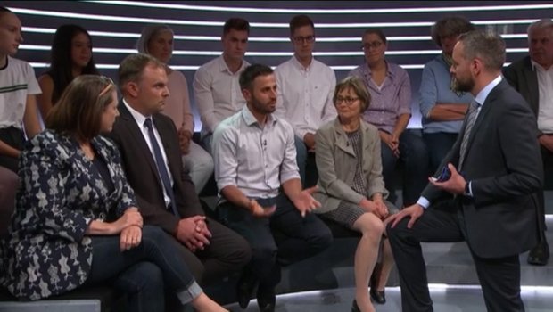 In der Höhle des Löwen: Landwirtschaftsvertreter Marcel Dettling (2.v.l.) und Christian Schönbächler (3.v.r.) waren sich in der Arena uneinig. (Screenshot SRF)