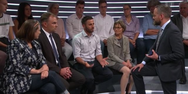 In der Höhle des Löwen: Landwirtschaftsvertreter Marcel Dettling (2.v.l.) und Christian Schönbächler (3.v.r.) waren sich in der Arena uneinig. (Screenshot SRF)