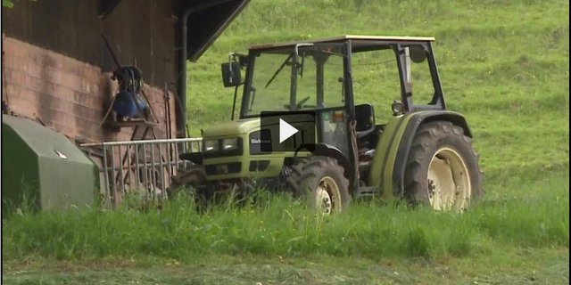 Ein 62-jähriger Trimbacher stieg beim Mähen aus dem Traktor und ist unter die rollende Maschine geraten. (Screenshot Tele M1)