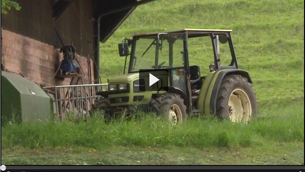 Ein 62-jähriger Trimbacher stieg beim Mähen aus dem Traktor und ist unter die rollende Maschine geraten. (Screenshot Tele M1)