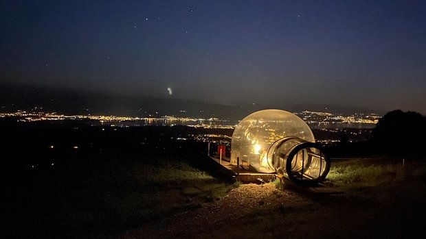 Die Alpenbubble bietet nachts einen atemberaubenden Ausblick auf das Lichtermeer am Zürichsee. (Bild Alpenbad GmbH)