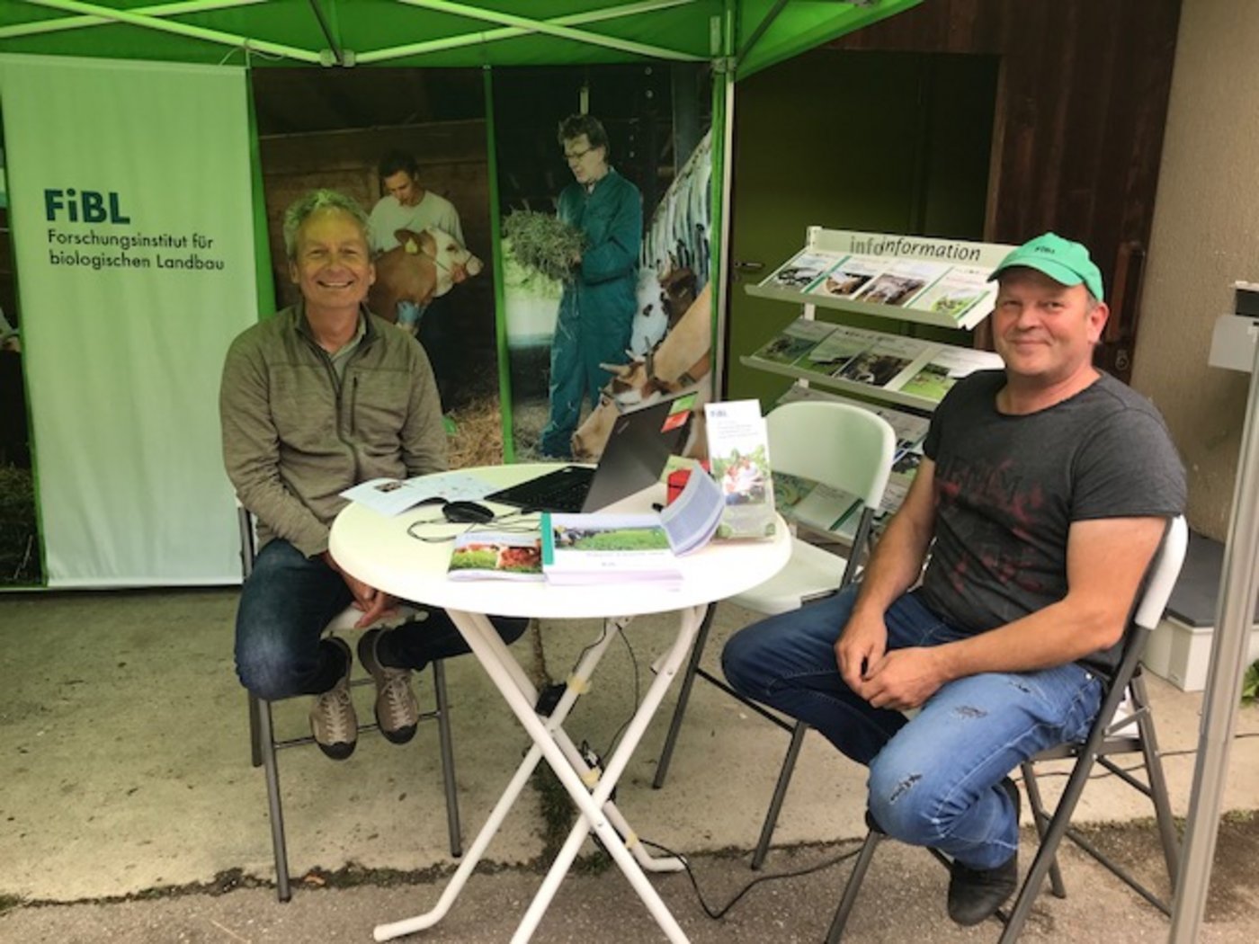 Verkauften Merkblätter und berieten das Publikum: Gilles Weidmann und Christian Hirschi vom FiBL. (Bild akr)