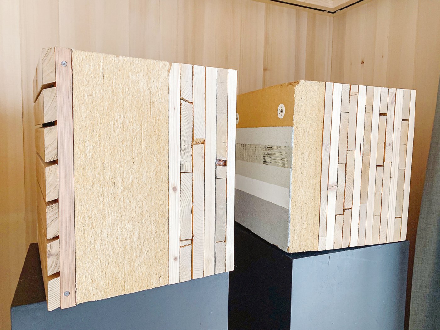 Viel Holz in der Wand. Geschichtete, unverleimte Holzpur-Elemente, ergänzt mit Holzfaserdämmung.