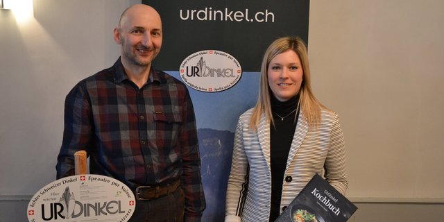 Fritz Trachsel übergibt das Präsidium an Simona Frei. Auch sie esse nur Dinkelbrot, betonte sie nach einem Seitenhieb aus dem Publikum. (Bild jsc)