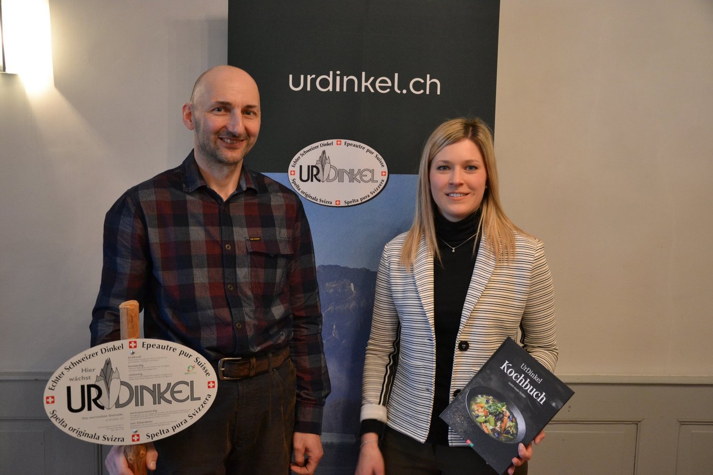 Fritz Trachsel übergibt das Präsidium an Simona Frei. Auch sie esse nur Dinkelbrot, betonte sie nach einem Seitenhieb aus dem Publikum. (Bild jsc)