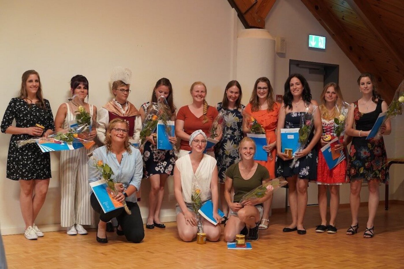 Die erfolgreichen Teilnehmerinnen der Bäuerlich-Hauswirtschaftlichen Fachschule mit ihren Modulpässen und den kleinen Präsenten in der Hand. (Bild Markus Kälin)