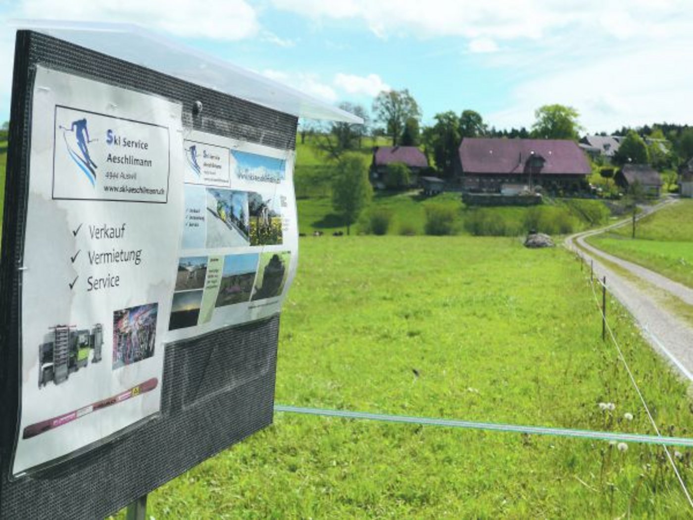 Bescheidene Reklame für den Skiservice am Weg zum Heimet: Das Beste sei Mund-zu-Mund-Propaganda, so Aeschlimanns.