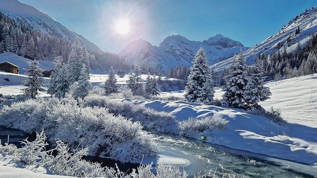 Nachdem das neue Jahr warm begonnen hat, fühlt sich auch dieser Winter endlich wie ein Winter an. So schöne Aussichten wie hier im Sertig, einem Seitental des Landwassertals bei Davos, bieten sich allerdings nicht überall.