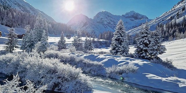Nachdem das neue Jahr warm begonnen hat, fühlt sich auch dieser Winter endlich wie ein Winter an. So schöne Aussichten wie hier im Sertig, einem Seitental des Landwassertals bei Davos, bieten sich allerdings nicht überall.
