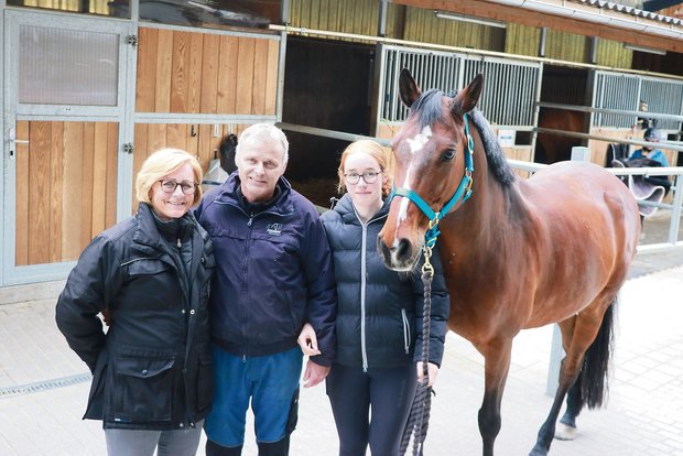 Familie Suter hat sich auf die Pferdehaltung spezialisiert Agnes und Marcel Suter mit Tochter Lara betreuen rund 30 Pferde. Ihr Betrieb wurde von der Landwirtschaftszone in eine Pferdehaltungszone umgeteilt. (Bild Ruth Aerni)