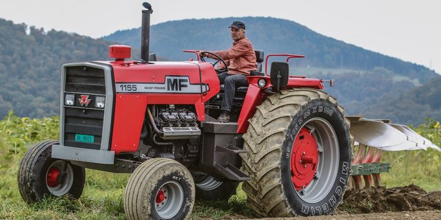 Walter Gass aus Oberdorf BL hat sich mit dem USA-Traktor der Marke Massey Ferguson einen Traum erfüllt. Neben dem Tractorpulling wird er auf dem Hof seines Bruders eingesetzt. (Bild Walter Gass)
