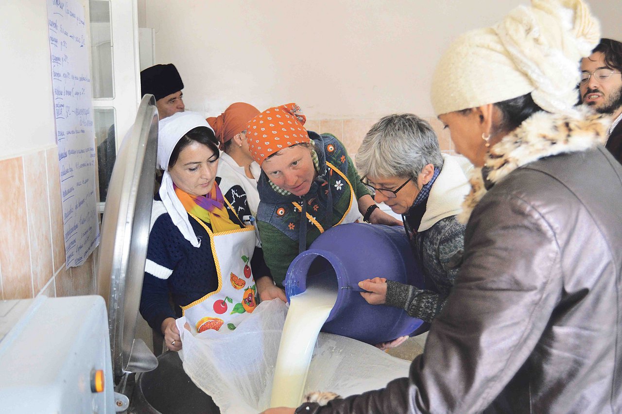 In Gonchi, im Norden Tadschikistans, entsteht in der Molkerei Guncha einer der ersten Mutschli unter Anleitung der Schweizer Älplerinnen. (Bild UN Women)