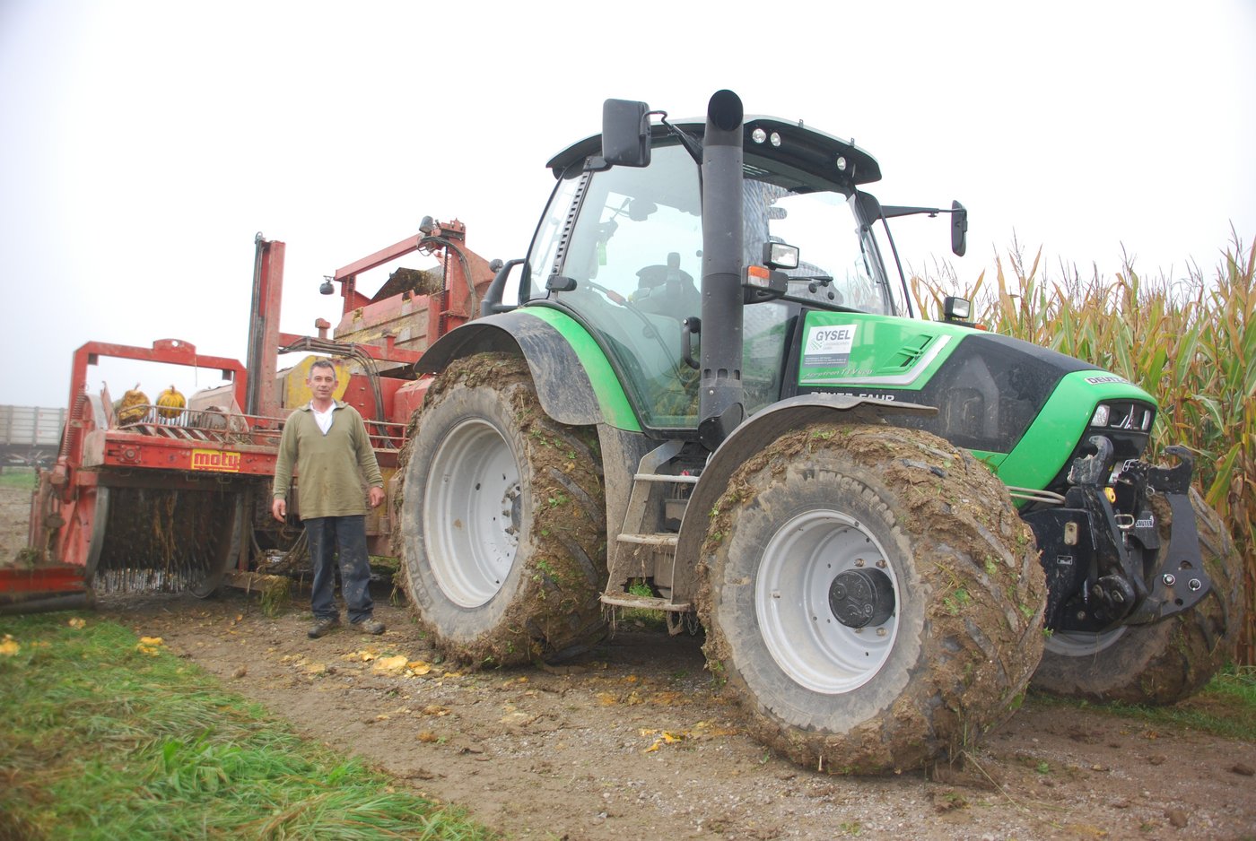 ... hat viel Erfahrung. Seit Jahren fährt er als Lohnarbeiter mit dem Vollernter von Jakob Brütsch und kennt die Tücken der Maschine. Das Kürbisfleisch ...