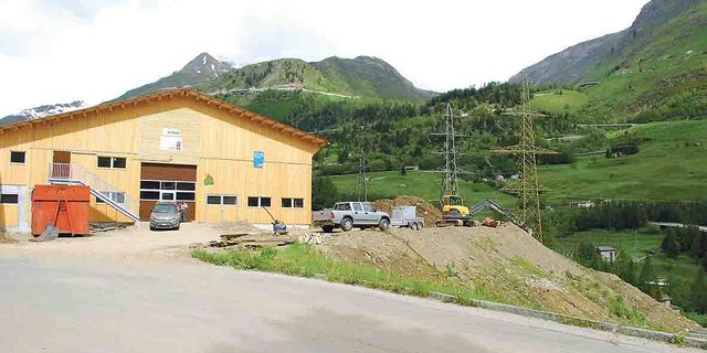 In Airolo direkt neben der Schaukäserei steht der neue Stall der Familie Pedrini. (Bilder jba)