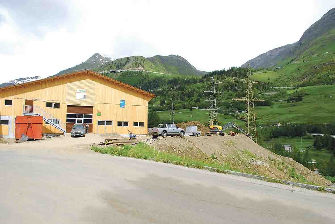 In Airolo direkt neben der Schaukäserei steht der neue Stall der Familie Pedrini. (Bilder jba)