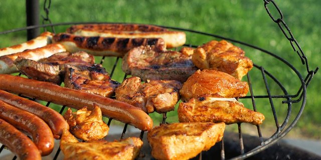 Gerade jetzt im Sommer wird eifrig Fleisch grilliert. Die negativen gesundheitlichen Folgen eines zu hohen Fleischkonsums seien bekannt, genauso wie die Auswirkungen der Tierhaltung auf das Klima, so Kilian Baumann. (Bild Pixabay)