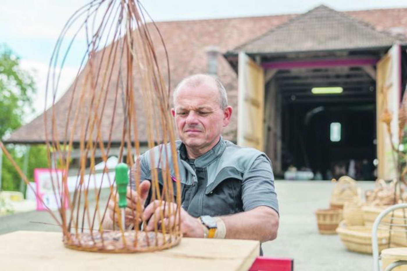 «Um einen schönen Korb zu erschaffen, muss man mit dem Naturmaterial per Du sein, wissen, welche Rute wie viel tragen kann.  Und mehrere Ruten zusammen ergeben ein stabiles Gebilde – fast wie bei den Menschen», philosophiert «Zobi» über seine Körbe. (Bilder hja)