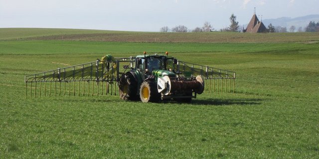 Der 76-Jährige wurde eingeklemmt und tödlich verletzt. (Symbolbild BauZ)