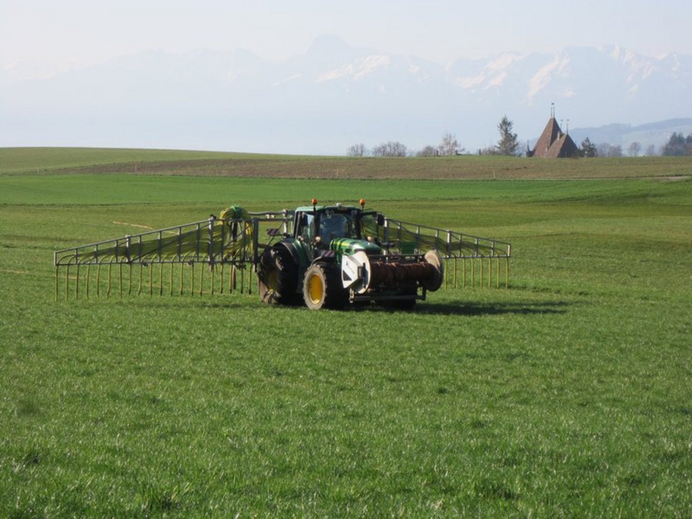 Der 76-Jährige wurde eingeklemmt und tödlich verletzt. (Symbolbild BauZ)