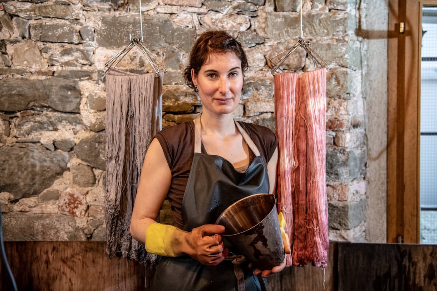 Die genaue Zusammensetzung der Naturfarben ist Christina Freis Geheimnis. (Foto: Marion Nitsch)