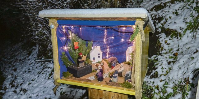 Der Besuch des Weihnachtswegs bringt ein Stück Normalität in diese ungewöhnliche Adventszeit. Und wenn wie in der zweiten Dezemberwoche sogar Schnee liegt, ist die Stimmung nochmals friedlicher und für kurze Zeit unbeschwert.  (Bild Andrea Wyss)