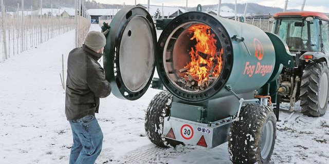 Andreas Suter hat den Fog Dragon eingefeuert: Er rechnet mit einem Verbrauch von rund zwei Ster Holz pro Frostnacht. (Bild Ruth Aerni)