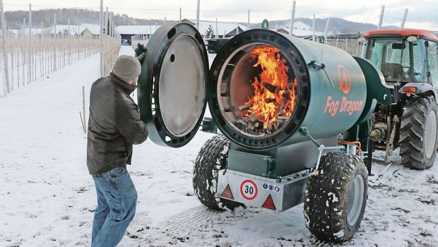 Andreas Suter hat den Fog Dragon eingefeuert: Er rechnet mit einem Verbrauch von rund zwei Ster Holz pro Frostnacht. (Bild Ruth Aerni)