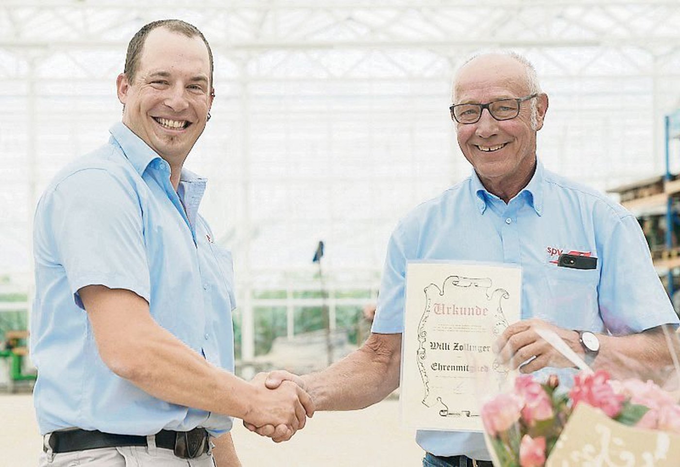 Willi Zollinger (rechts) empfängt die Gratulation von Stefan Spring zur Wahl zum Ehrenmitglied. (Bild SPV)