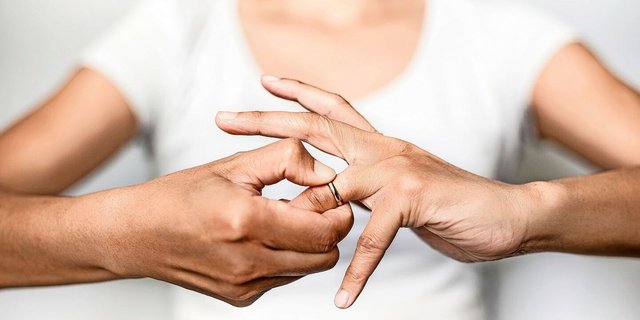 Die Beziehung oder gar Ehe ist am Ende: «Eine Trennung hinterlässt in jedem Fall ein Loch, das nicht so leicht zu stopfen ist», sagt Beziehungsexpertin Martina Rissi. 