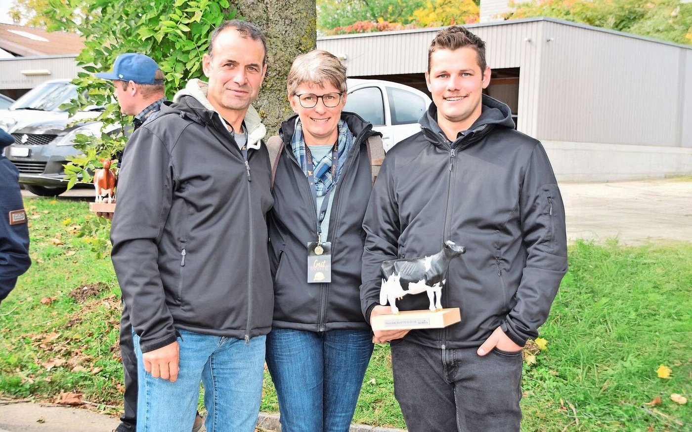 Familie Flury aus Oekingen SO wurde für ihre Kuh Salto Bluette geehrt. Diese wurde zehnmal EX eingestuft.  
